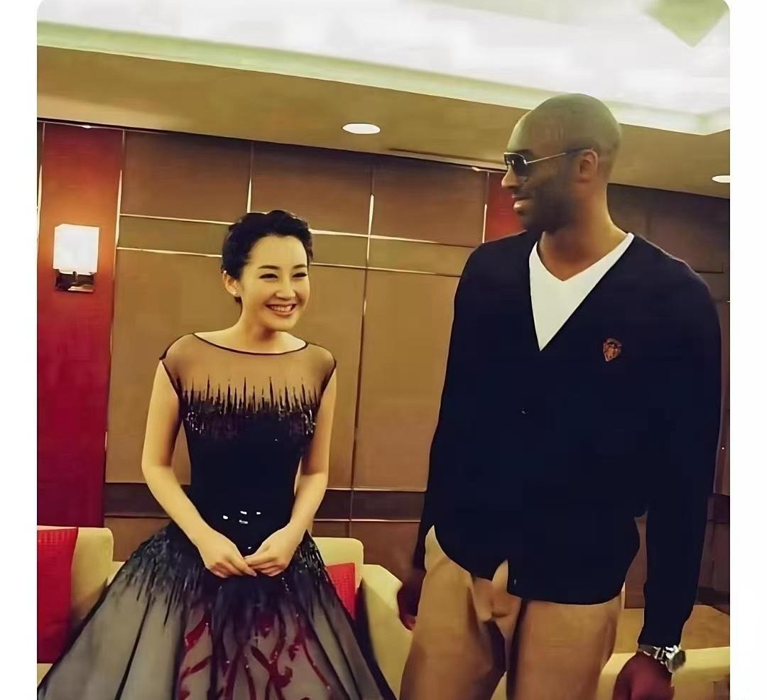 2008年北京奥运会落幕不久，NBA球星科比与影视明星许晴在一场酒宴邂逅。许