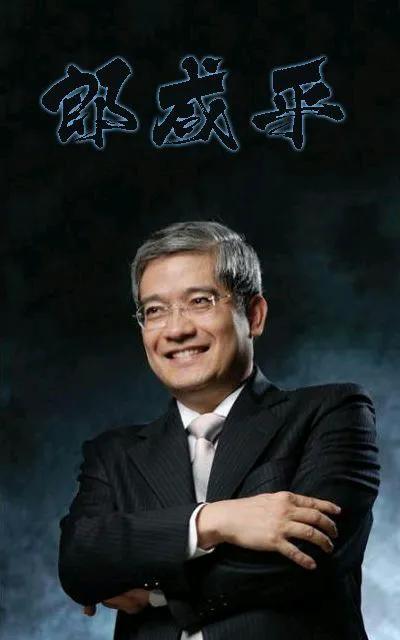 今天刷到郎咸平的一个切片，据说是一个教授，这个切片的内容就是一个女的对他进行提问