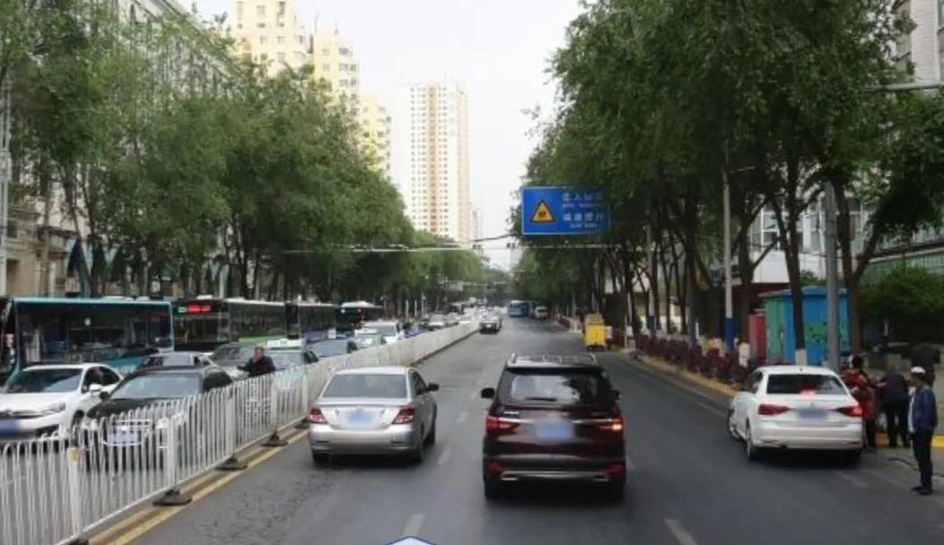 东关大街是青海省省会西宁市城区中一条繁华的主干道，这条主干道连接了西宁市东西方向