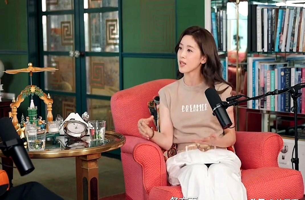 章泽天对话刘嘉玲，看完我竟然更喜欢刘嘉玲了！最近章泽天不是做了个播客《小天章