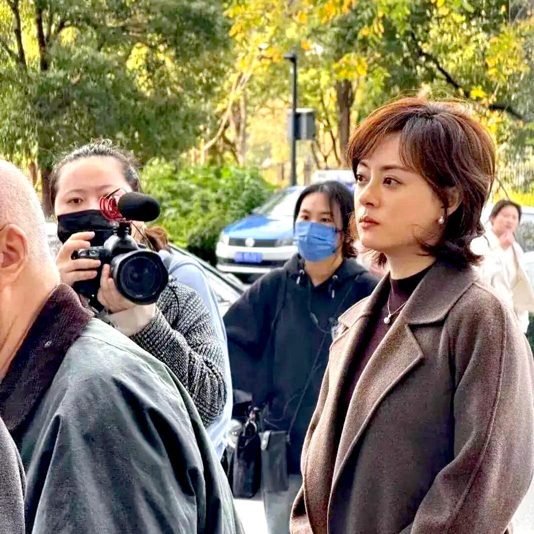 你见过娱乐圈里拿保温杯当生活勋章的女明星吗？43岁孙俪穿卡其色外套，逛上海街