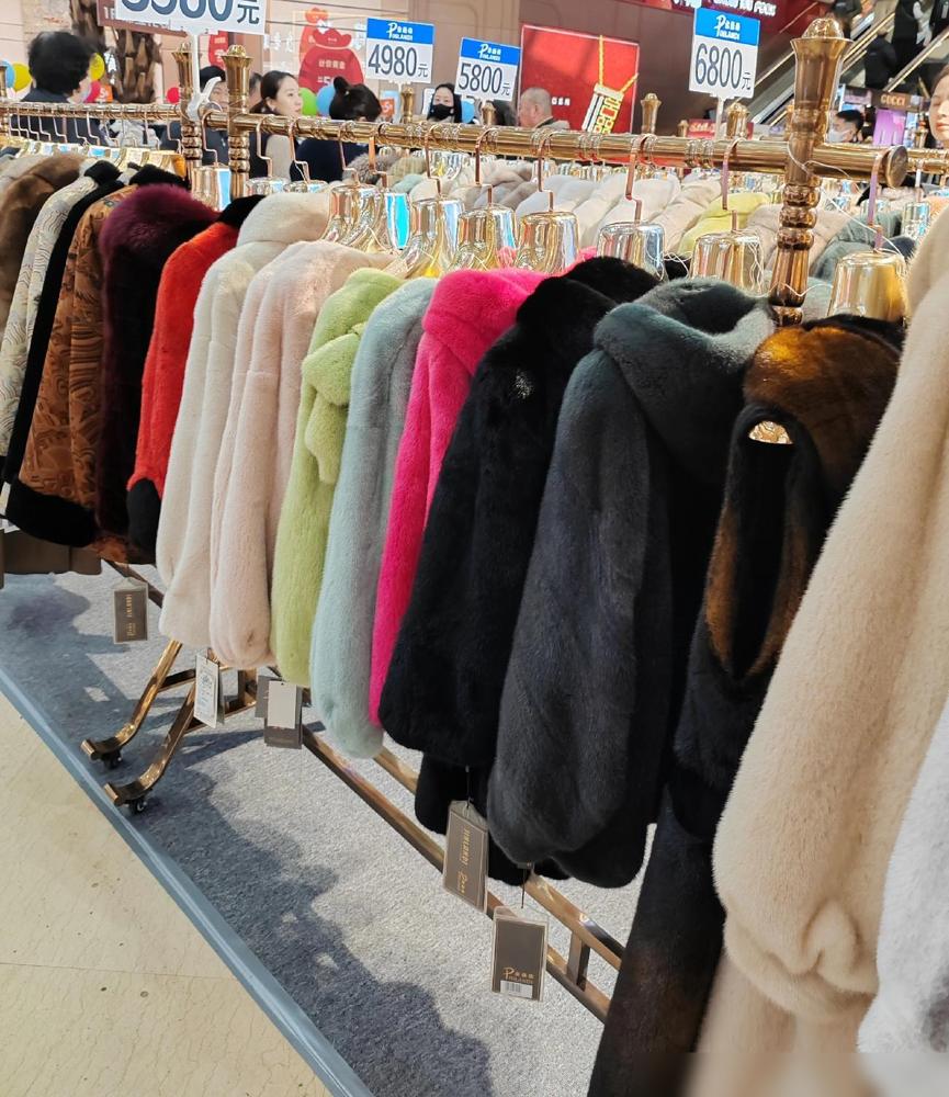 裘皮大衣的旧日荣光你发现了吗？如今的冬季街头，穿裘皮大衣的人可谓是寥寥无几。
