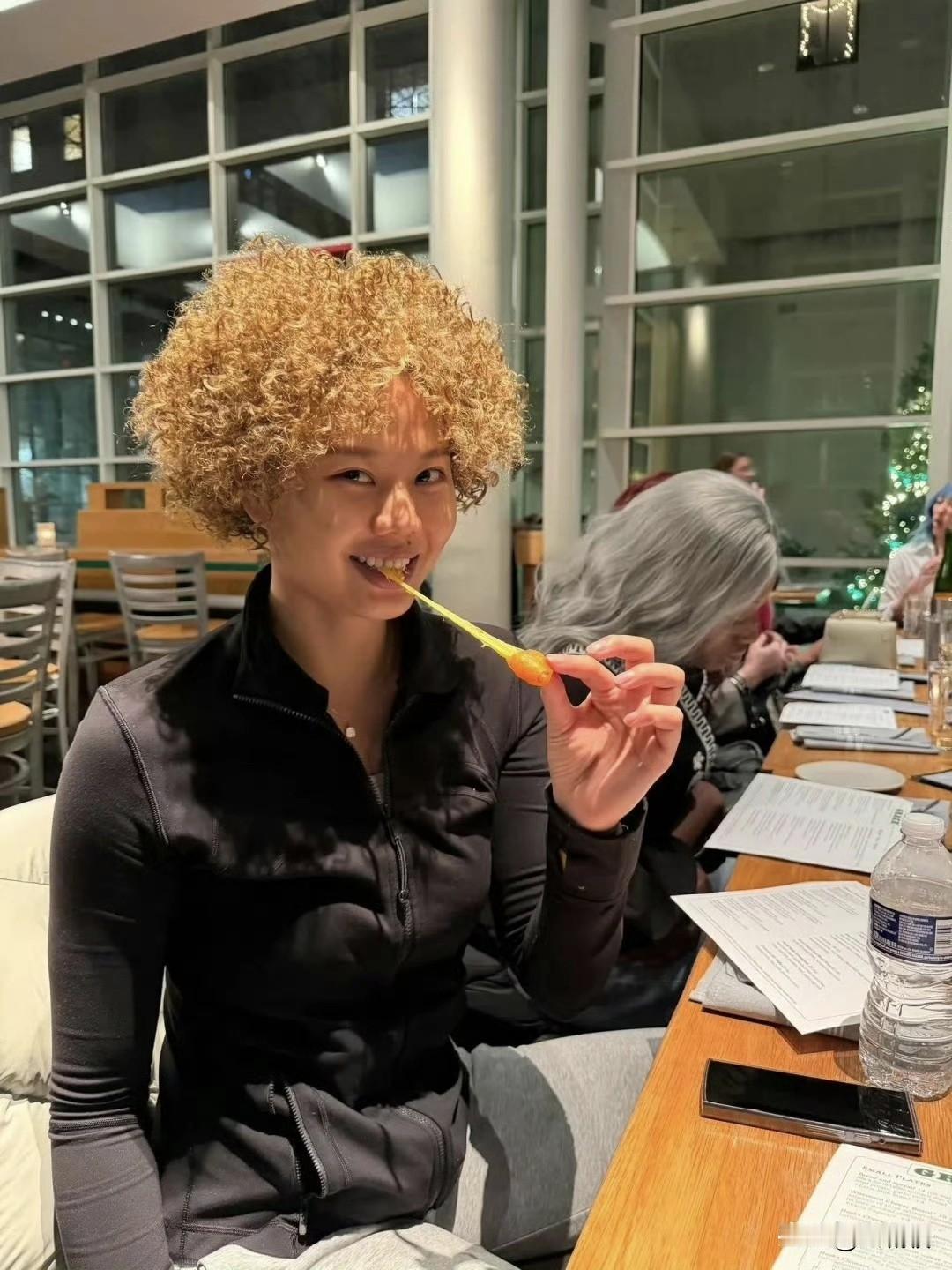 如果我不告诉你她是谁，你能猜到吗？看看龚翔宇这一头杀马特的发型，你能想象到我们