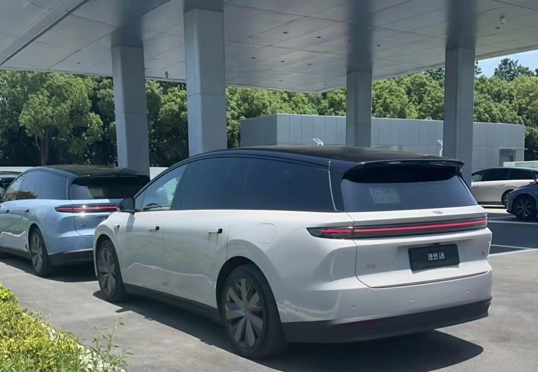 理想i8这个角度……不知道你们怎么看，我第一眼甚至没有看出是理想的车，还以为是
