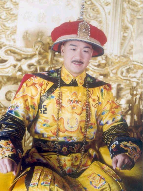 康熙帝很头疼官员让手下代写奏折，甚至委婉地劝大臣们自己写，字不好也没关系公元