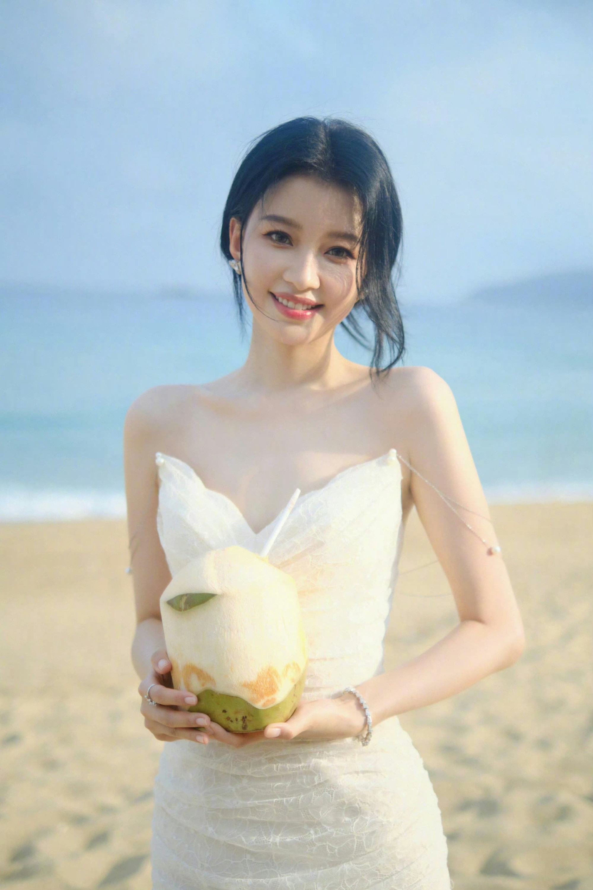 孙怡海边大片像牛奶一样