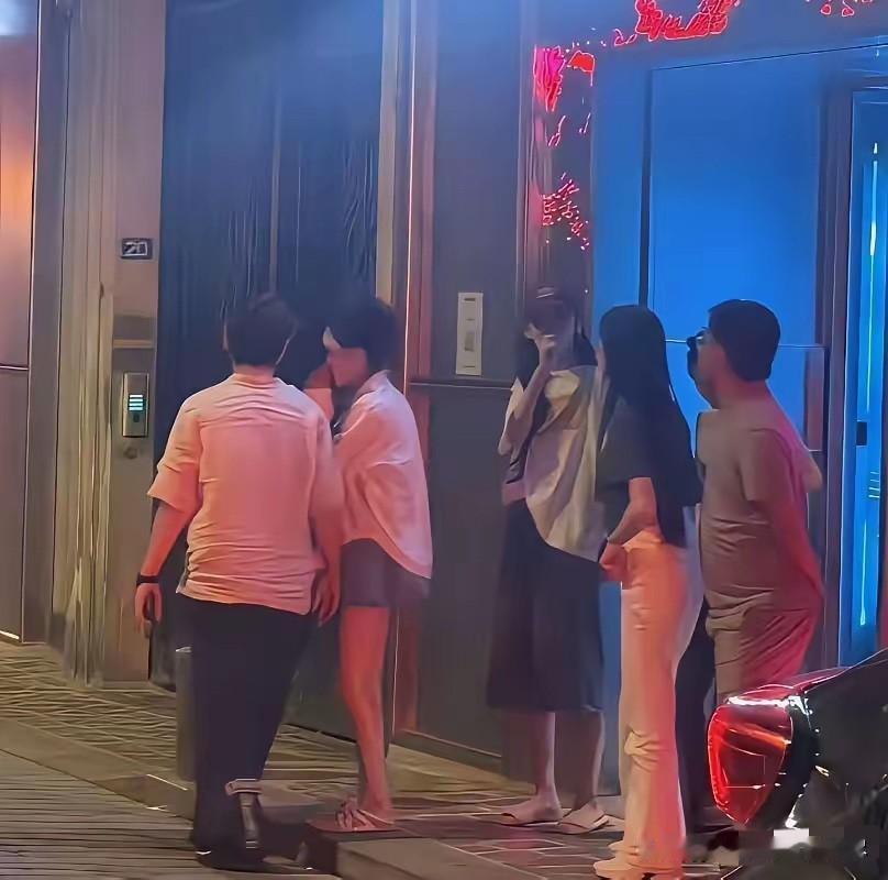 不知道大家发现没，经常能看到王思聪独自跟着几个女孩在一起玩，但是却很少能看到王思