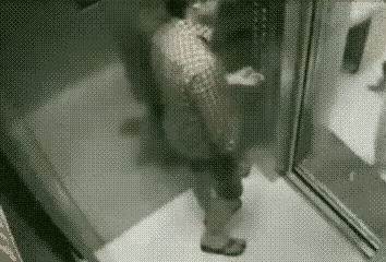 男子在电梯里抽烟，一名女子走进电梯，说他不应该在电梯里吸烟。男子瞬间勃然大怒，骂