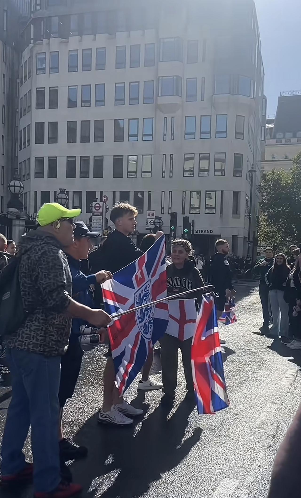 英吉利斯坦名副其实！英国在外面或学校的本土青少年被成群结队的msl族群霸凌打压