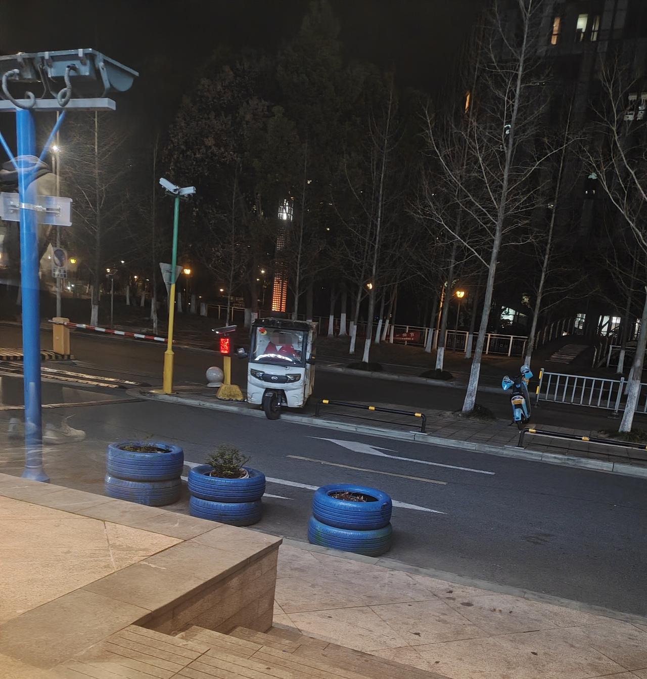 果然，每一种交通工具，都有它存在的市场。就像这个厢式小型电动三轮车，就非常适合在