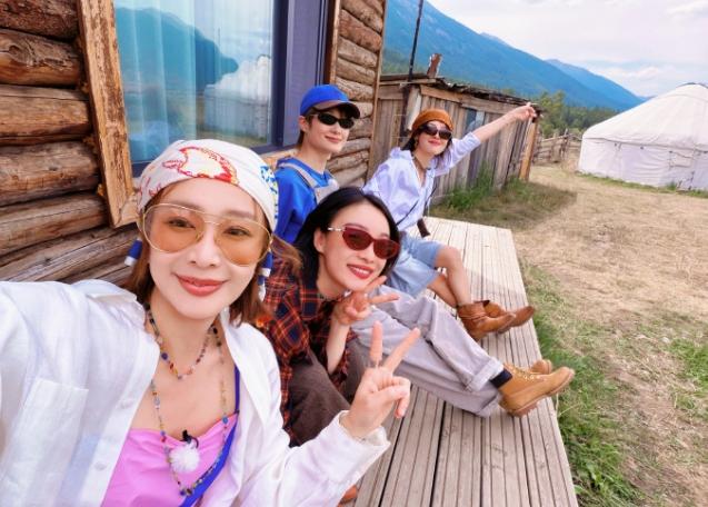 综艺《向野的我们》杀青！李宇春辛芷蕾高叶倪妮的新综艺杀青了，一共录了15天，其