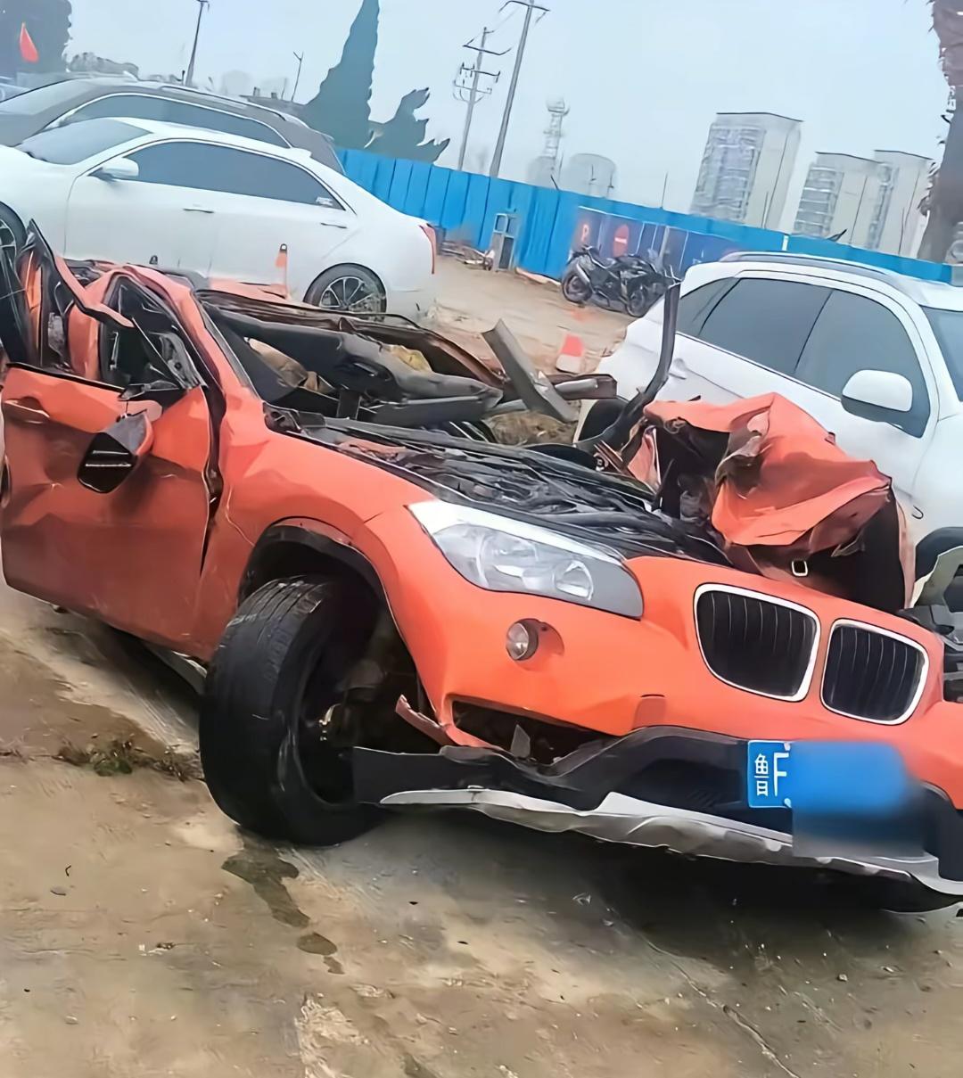 太惨了，这位宝马车司机本可以活下来！当时要是踩油门冲过去，说不定能躲开，可惜他踩