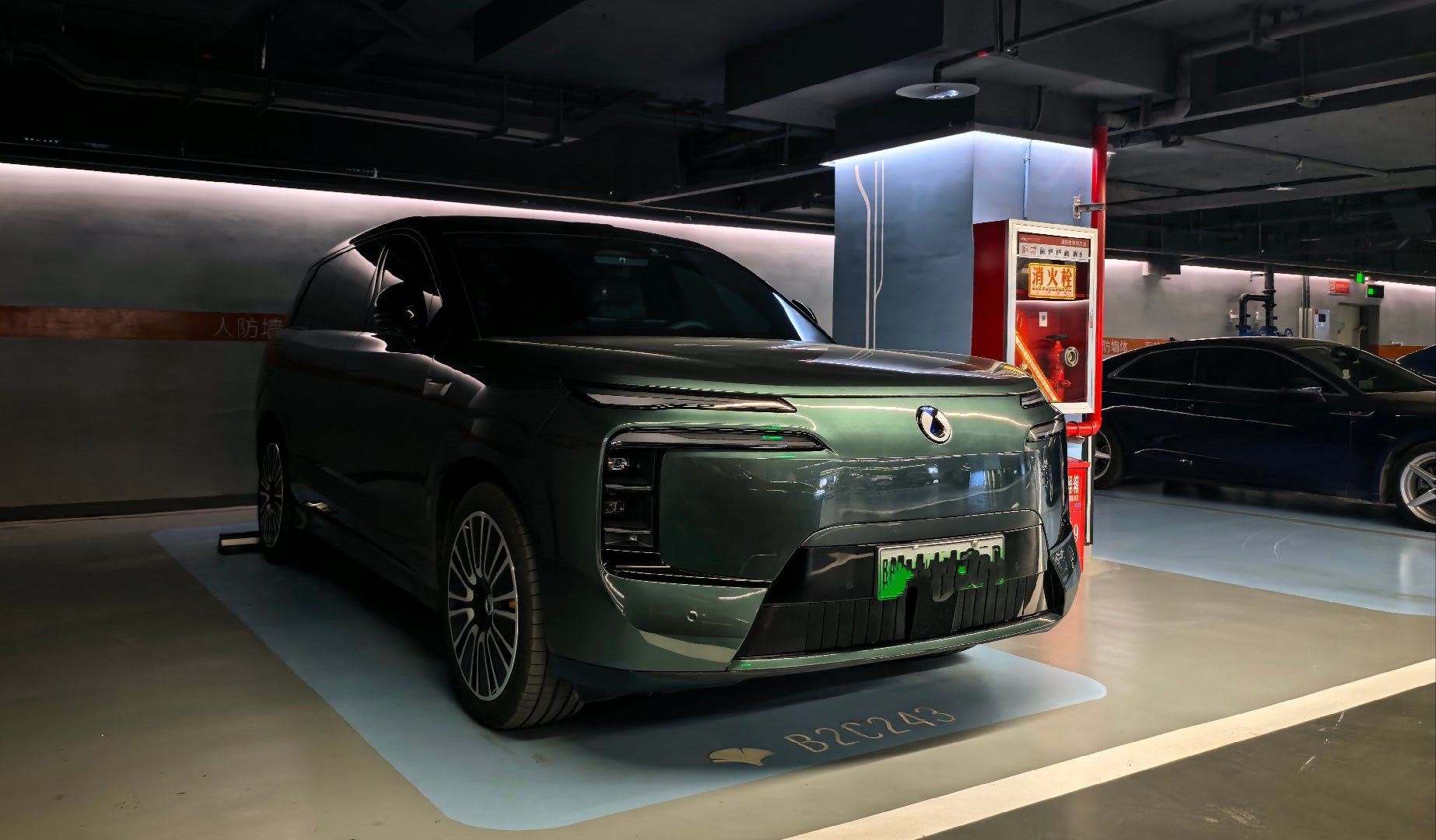 今天在西安万象城地库又碰见两辆腾势N8L，最近碰见好多辆了，销量真上来了。