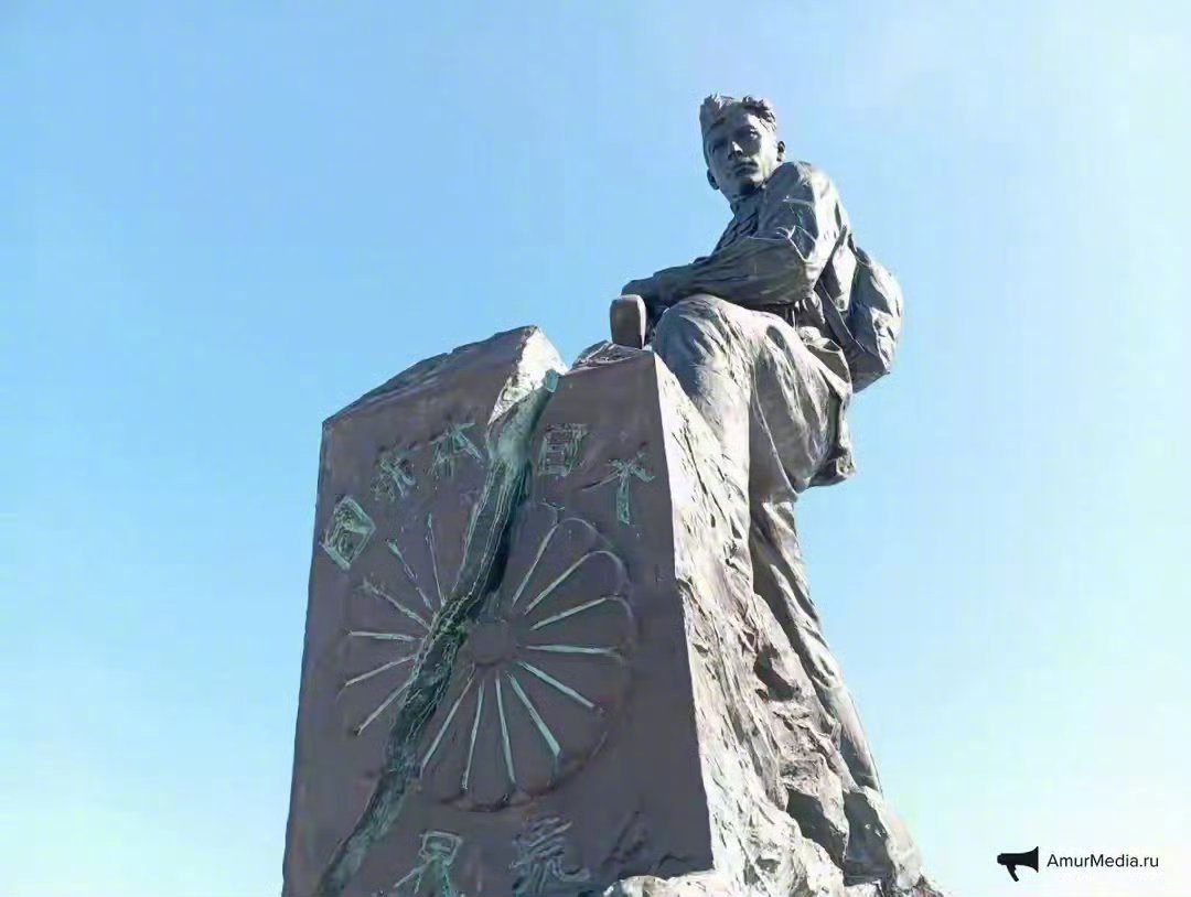 俄罗斯建了一座“粉碎大日本帝国”的雕塑，日本破防了，雕塑上是一名苏联士兵用枪托砸烂“大日本帝国”的界