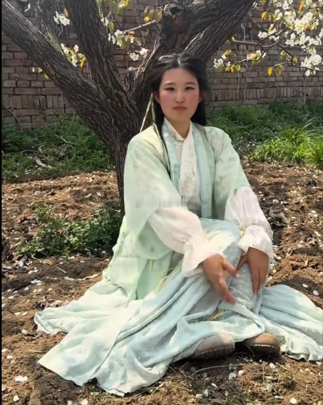 身边的人都说像刘亦菲，对比了一下赵灵儿确实没啥区别。