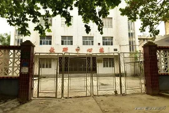 据《大河报》官网报道:审计署6月27日披露，学生长期站着吃饭的问题还没解决，政府
