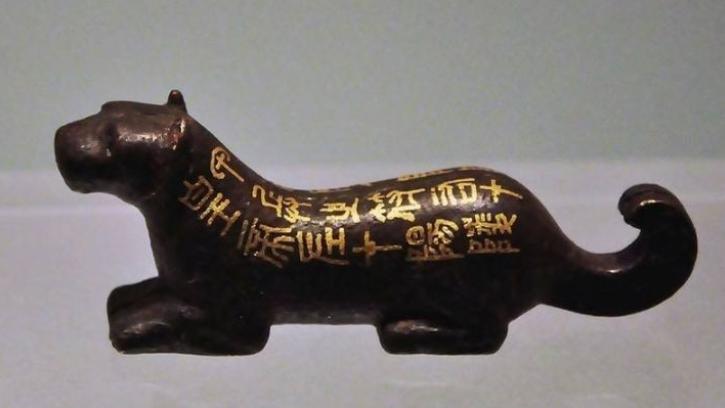 1941年，重庆七星岗古玩街的某个地摊上，一只黑黢黢的“铜疙瘩”正被摊主用来压摊