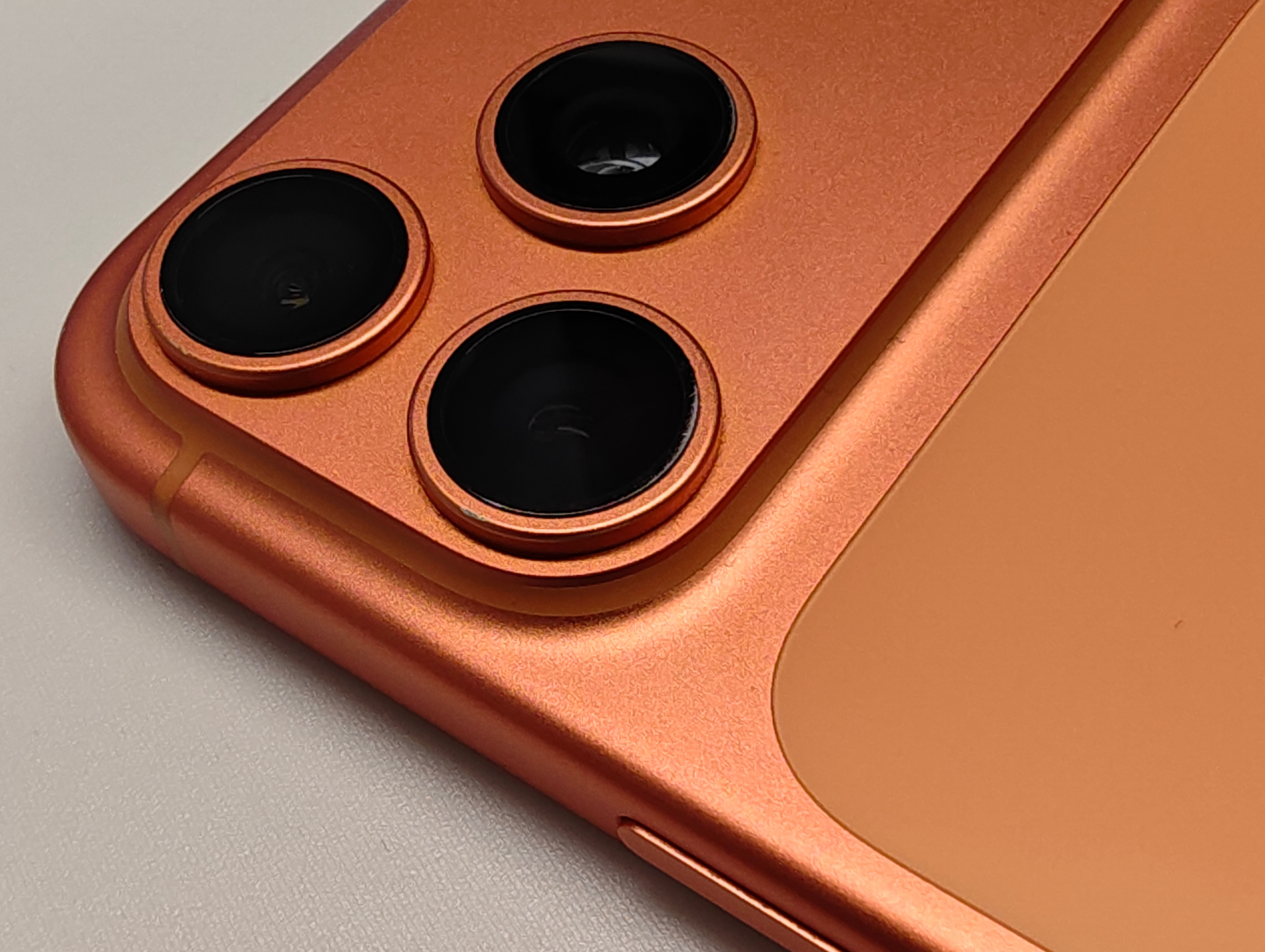 iPhone17ProMax裸奔磨损情况，可能是最不耐磨的一代，好像有一代