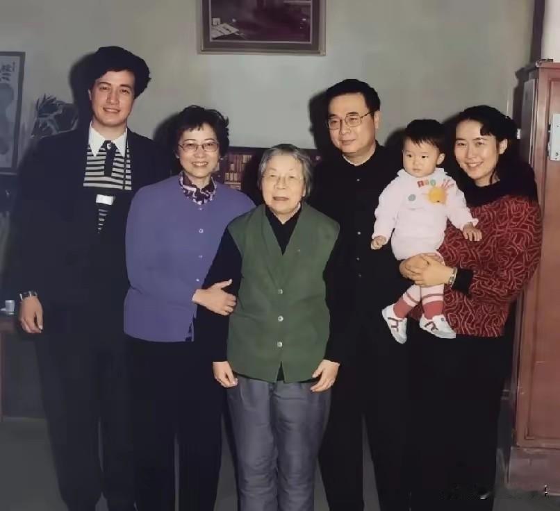 1986年，北京中南海西花厅，李鹏携夫人朱琳与家人前来探望邓颖超，留下这张珍贵合