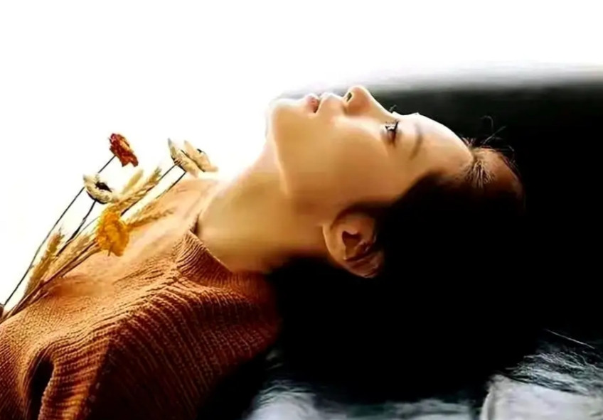 我同事的回答特别实在："太正常了，我认识的30多岁到40多岁女性里两三年没过夫妻