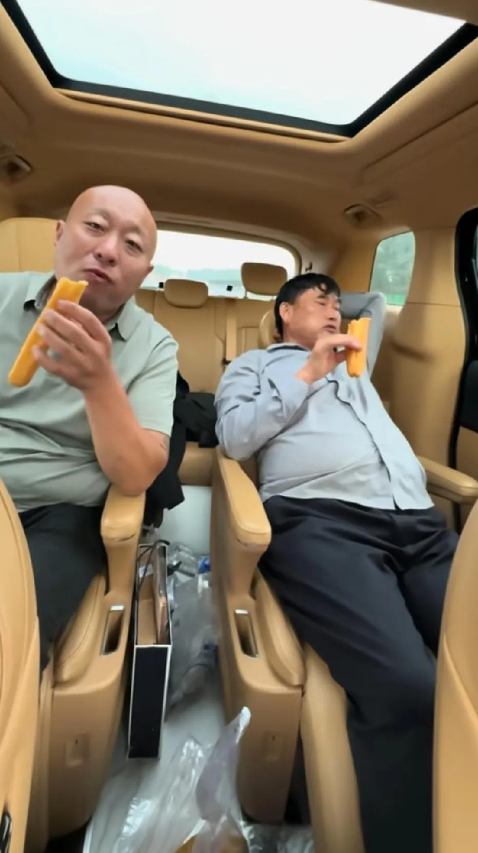 大衣哥去商演途中饿了在车上吃油条时的一幕，外表光鲜背后的辛苦谁懂。大衣哥朱之文因
