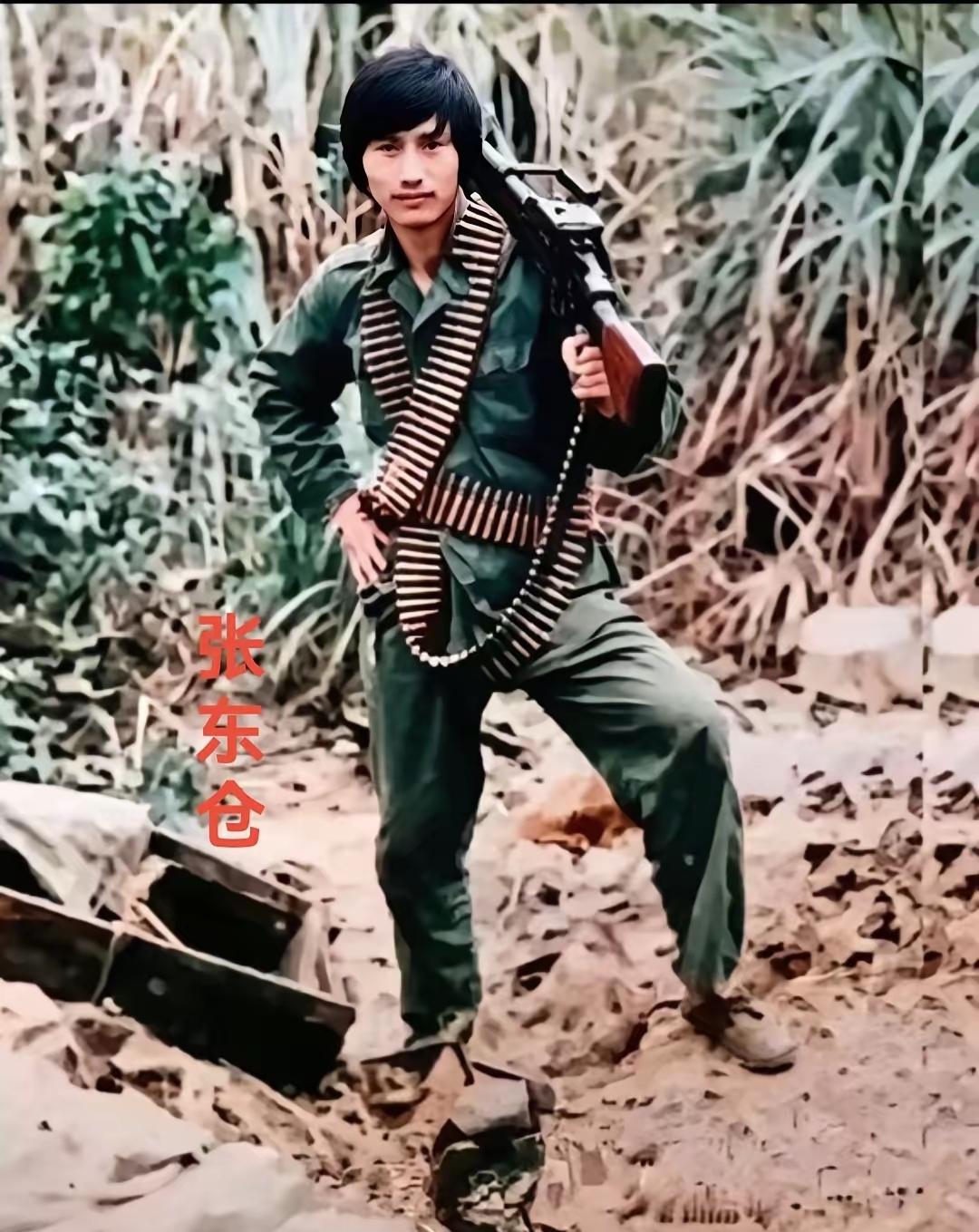 这位瘦小身材、肩扛机枪、全身挂满子弹的勇士名叫张东仓，1962年11月生，198