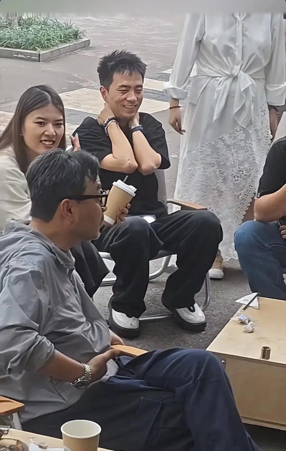 半退休的汪涵在长沙开了一家手语咖啡馆，店员全是聋哑人，咖啡价格不算高，基本都在2