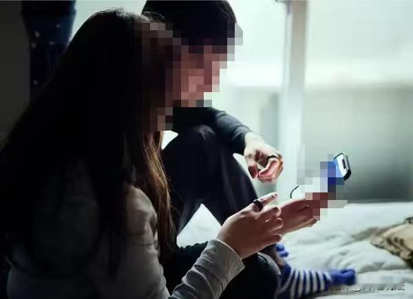 广州，男子谈了个小8岁的女友，就就迫不及待的同居了，男子成天的就是看住女友，可并