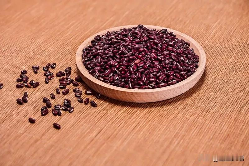 这几年特别喜欢吃红豆，红豆小米粥，红豆大米粥，红豆花生米粥，电饭煲一个半小时，大