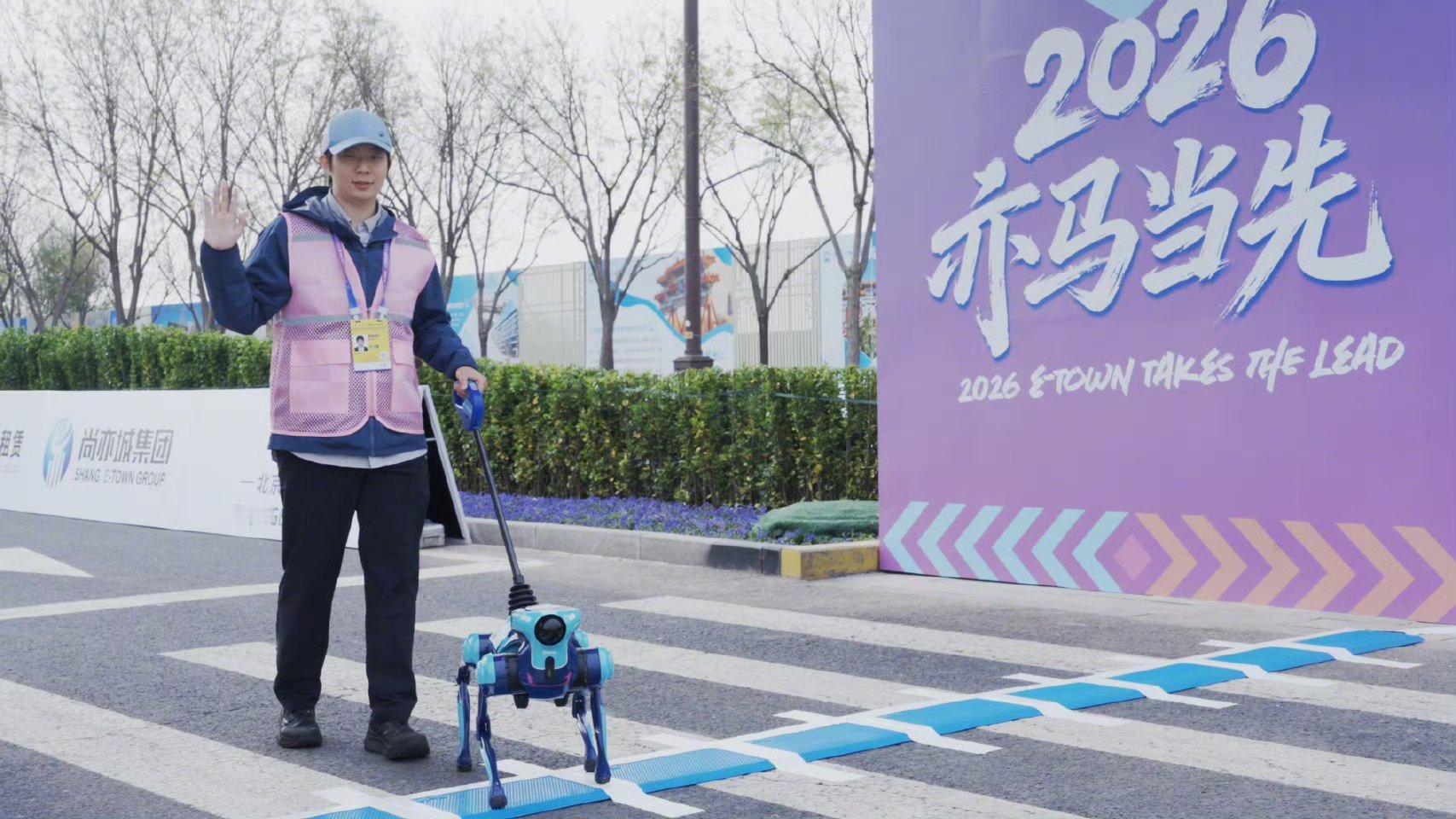 全球首个参加马拉松的机器导盲犬我觉得以后应该少一点炒作导盲犬，多关注机器导盲犬。