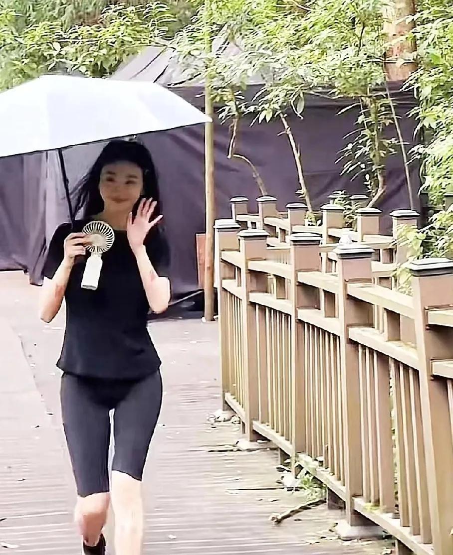 偶遇景甜拍戏，状态绝了！家人们，有网友偶遇36岁的景甜在公园拍戏啦！不得不