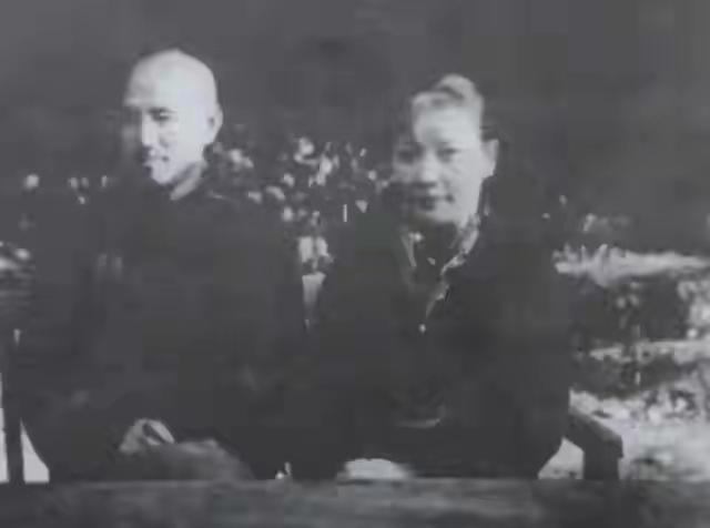 蒋介石偷读毛泽东著作，看完暴怒拍桌：全是废物！谁能想到，一生自负的蒋介石，竟