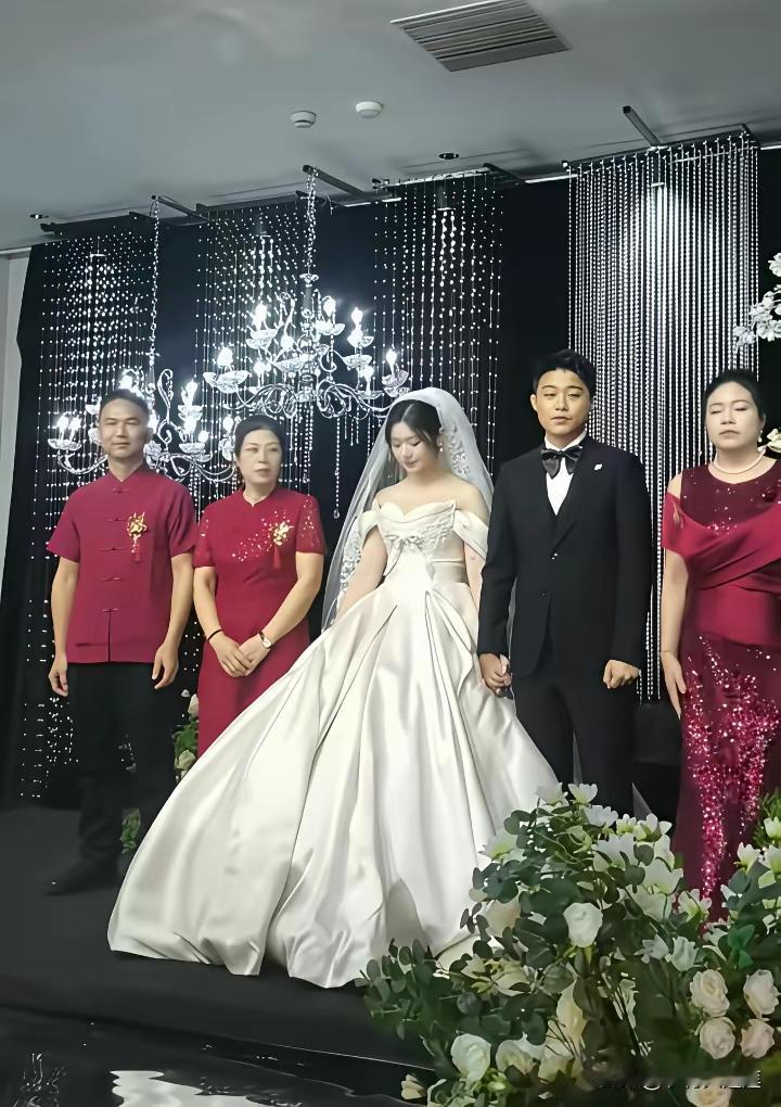 好好的一场婚礼，喜庆中也有些尴尬。只因新郎爸爸妈妈离婚后，爸爸再婚了，新妈和后