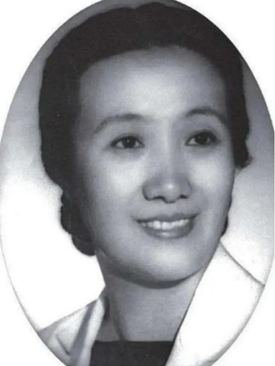 1949年，宋时轮受邀参加宴会，目光被一位身材较好的女子吸引。仔细一看，宋时轮顿