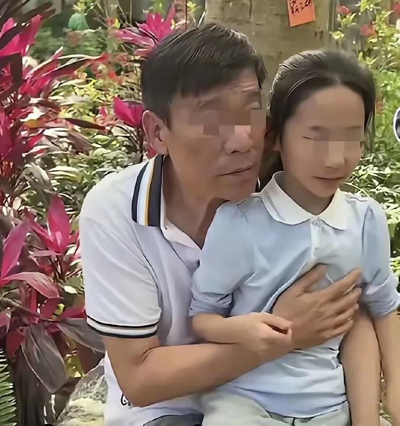 这样抱着女儿。合适吗？不合适吗？合适吗？不合适吗？干嘛急眼，我只是拿出来探讨一