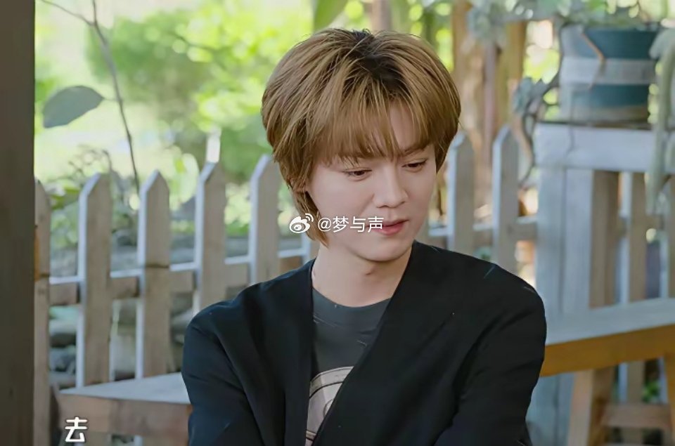 五哈里最尴尬的两个人，就是鹿晗和马頔。鹿晗既不搞笑，也不会说话，年轻时靠长得帅，