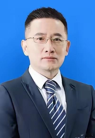 湖南省人民医院那个副院长，真是个迷啊。越来越让人看不懂了！你说他不聪明吧！他是