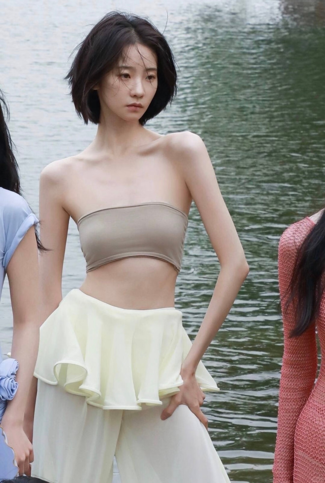 张艺凡唯美写真，怎么瘦成这样，平常上镜刚好的身材，也不太爱笑了。