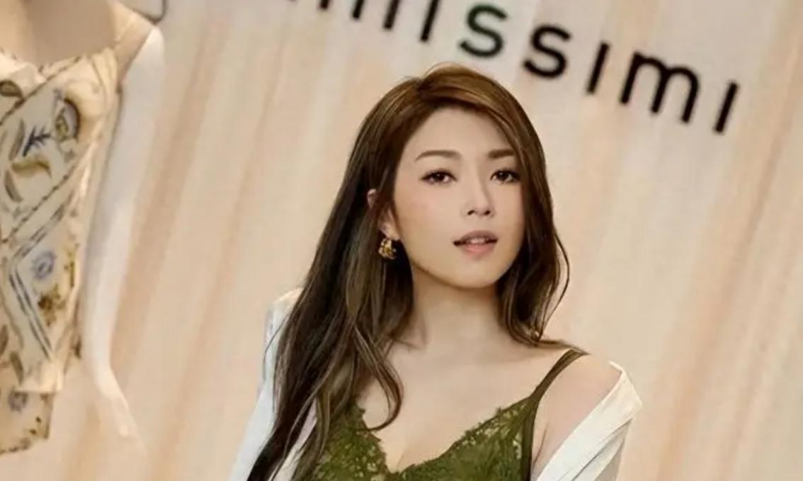 16岁私密照泄露全网，4年换了19任男友，被港媒嘲讽为“女版陈冠希”——这位昔日