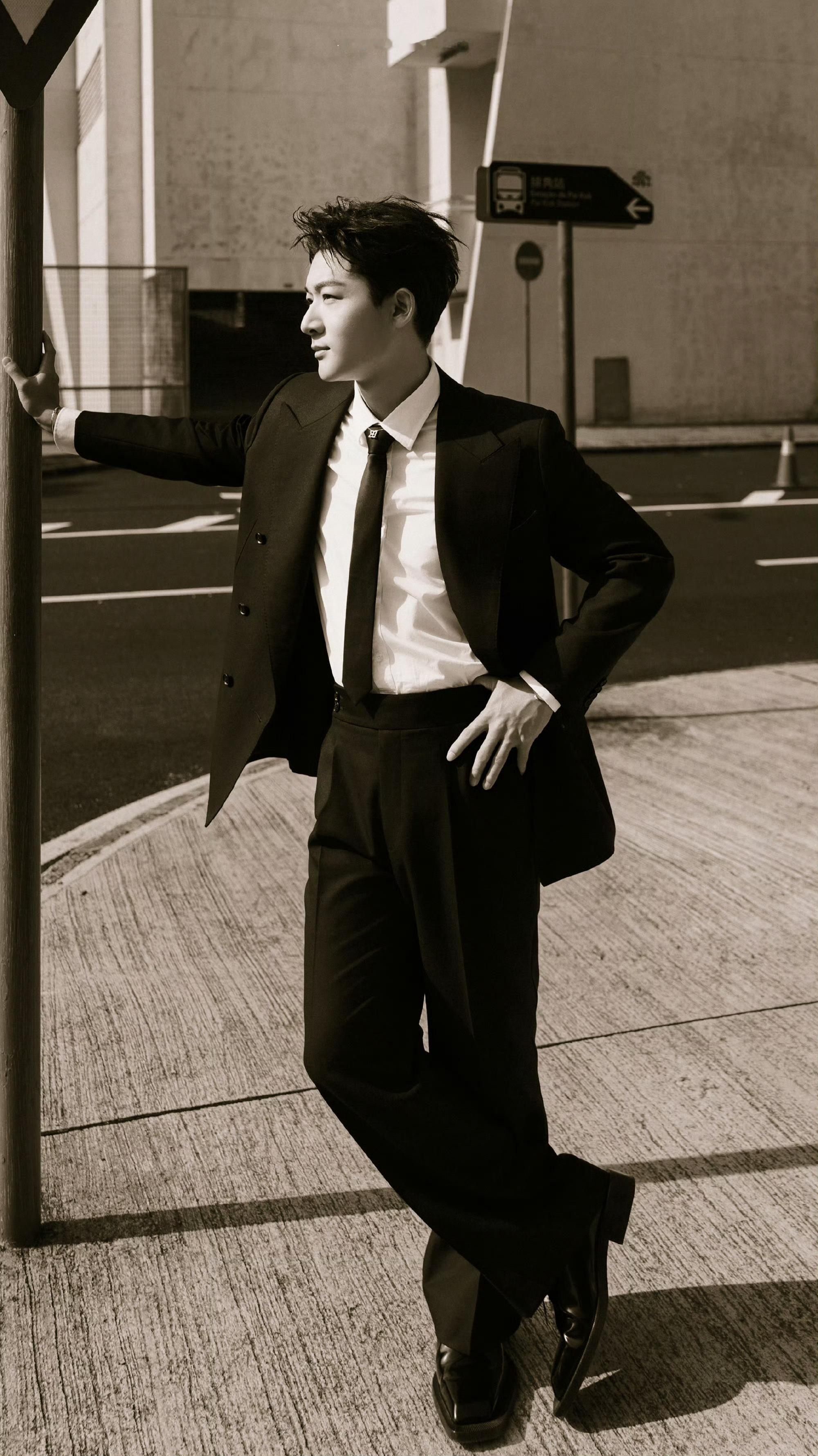 张晚意快回来吧，你家的狗像吃了椿药都跑出去了