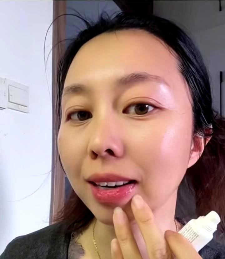 田静今天素颜拍视频。田静说，自己的五官中眼睛最漂亮，又大还是双眼皮。可惜了，