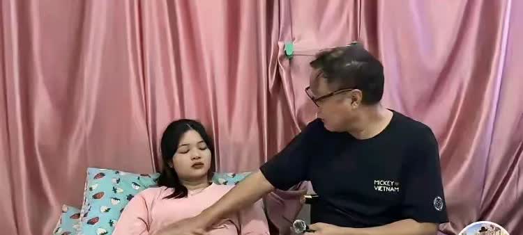 这个包流氓在越南每天都在，缠着小莉不放手，他都有70岁了，还在越南到处乱搞，小莉