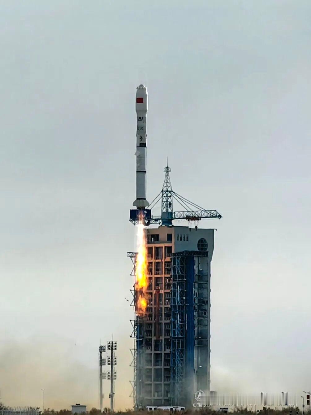 【一箭三星！中国🇨🇳航天长二丙火箭成功发射实践三十号A、B、C星】11月1