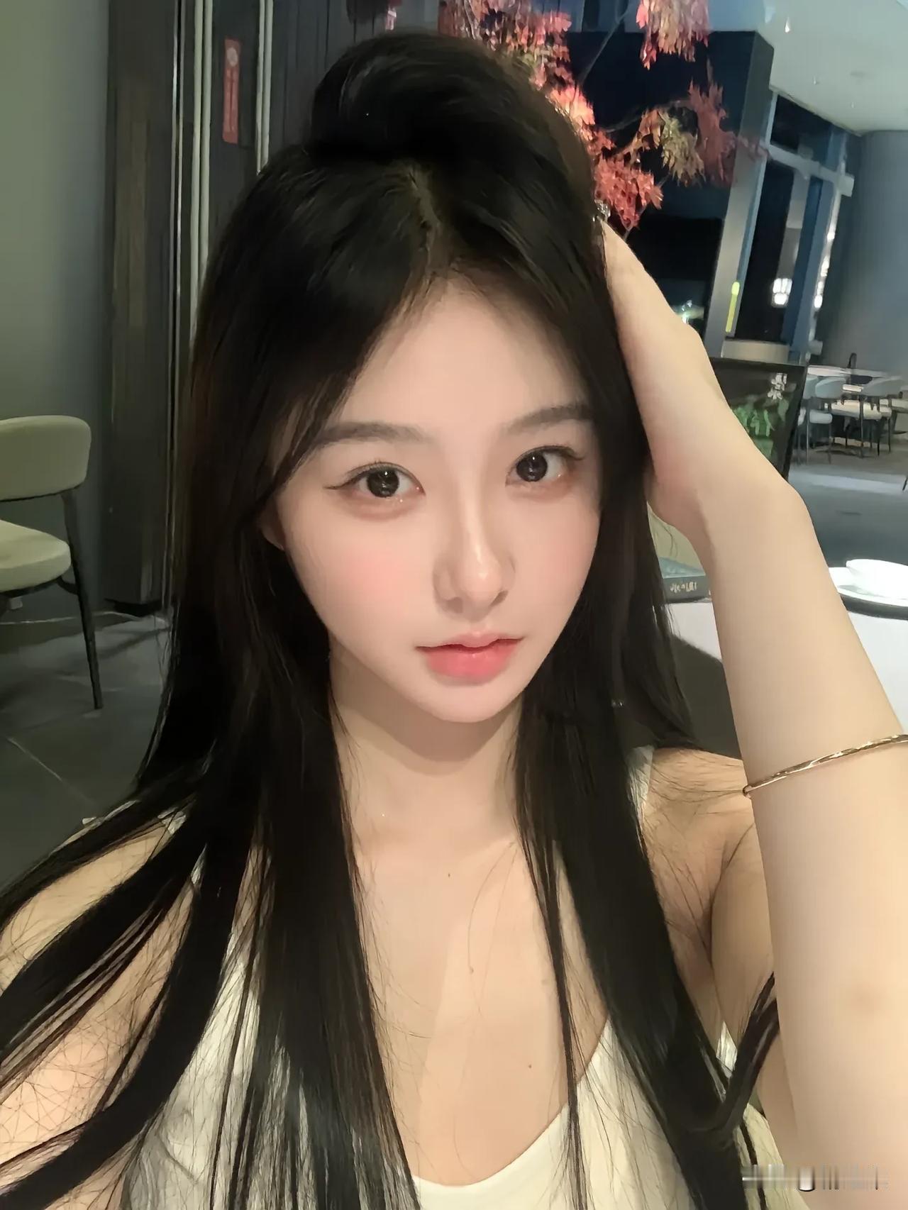 夜晚的咖啡馆，静谧的氛围，少女心事