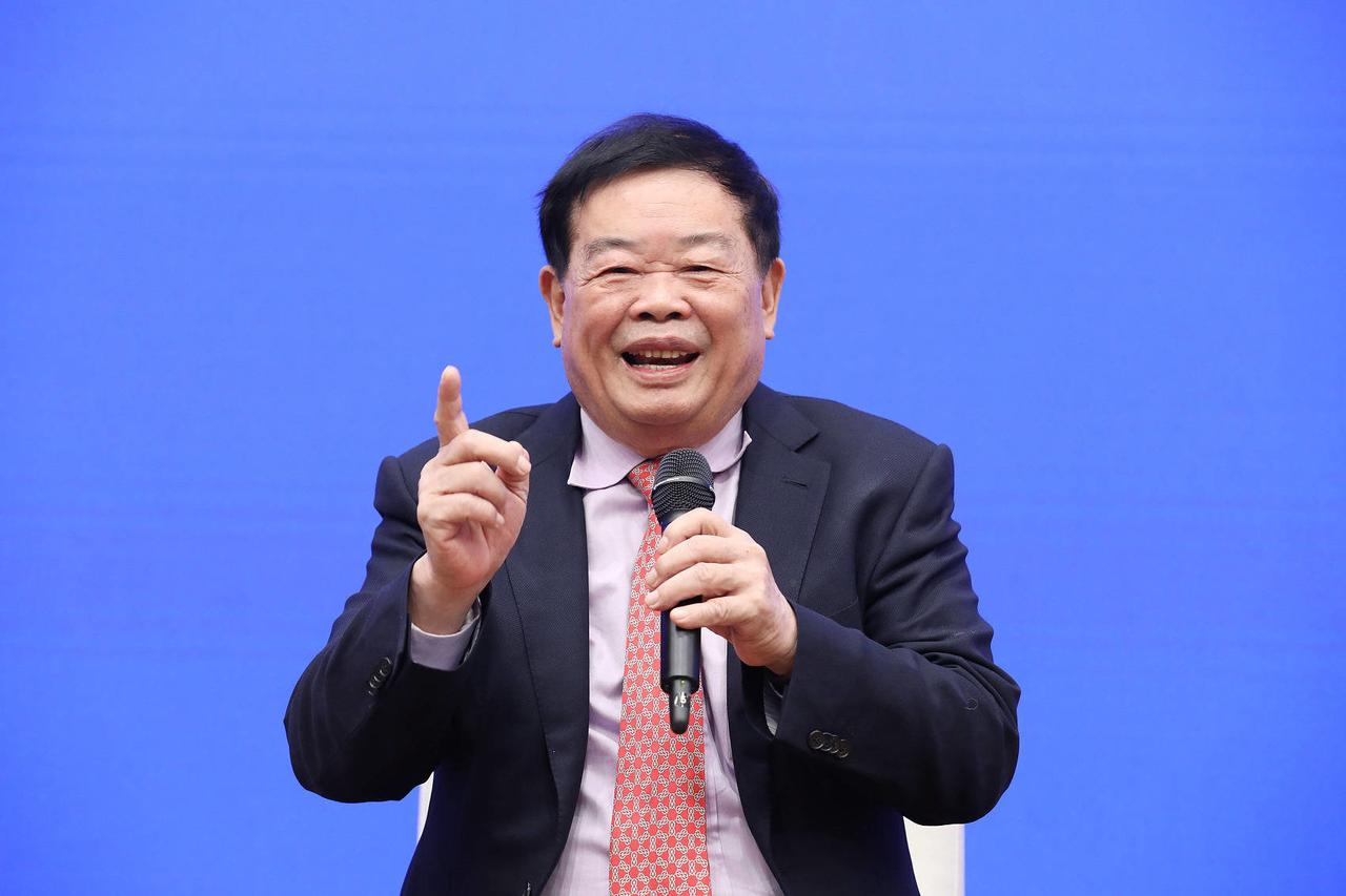 2001年，福清财政危机，市领导找曹德旺借钱。曹德旺二话不说，从银行抵押贷款75
