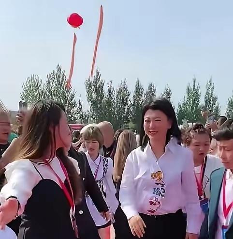 闫学晶大姐喜事临门，不仅受邀参加3.8妇女节活动，就连多平台的账号都解封了，