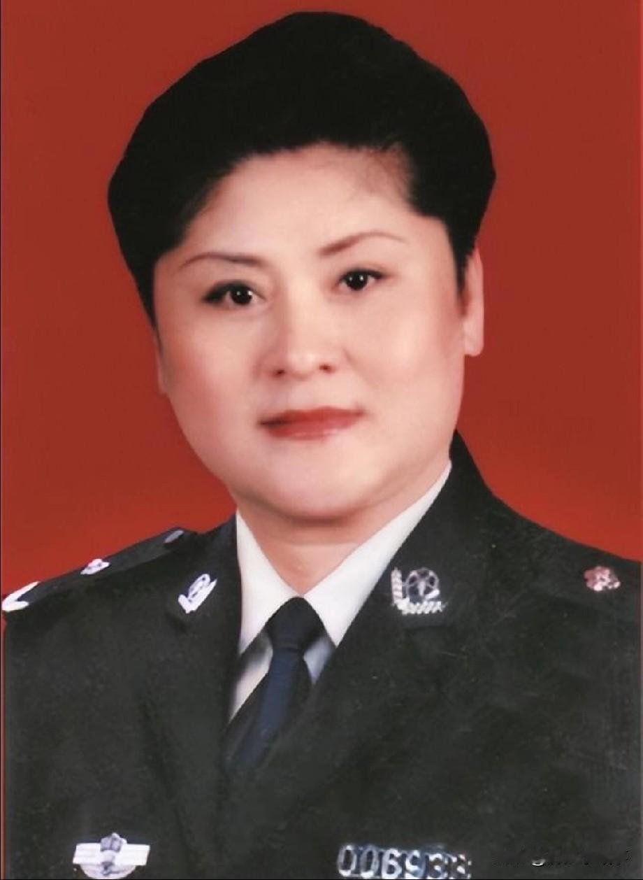 1996年，一个全身绑满炸药的歹徒闯进郑州国棉五厂幼儿园，劫持了28名孩子。女警