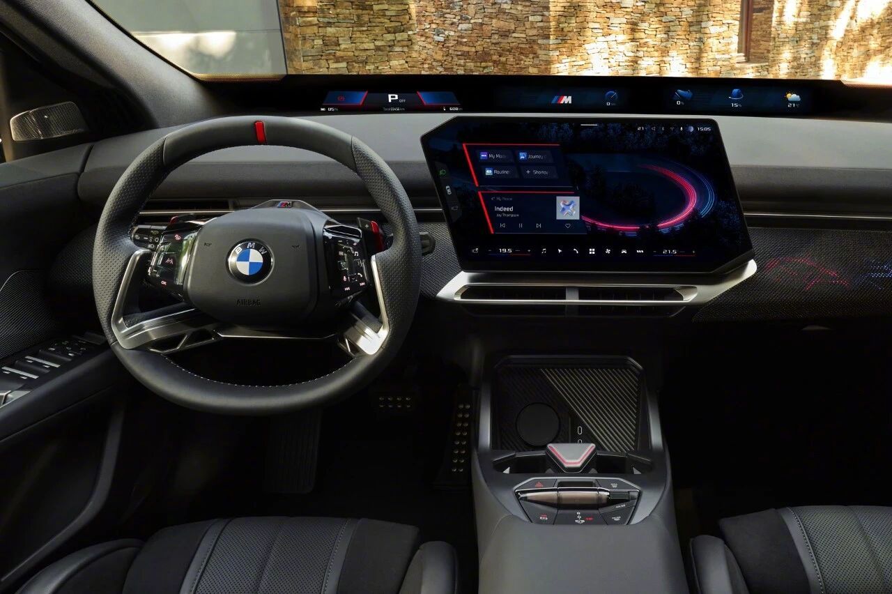 两台宝马新车【纯电iX4】iX450xDrive，双电机，463hp+644N·m，0-96km/h