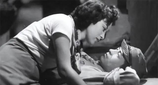 1942年，五六个鬼子轮番侵犯了一个15岁的少女。令人震惊的是，这个少女是被她的