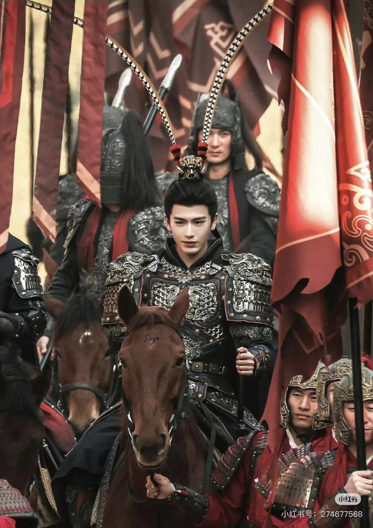 我觉得张凌赫的将军被戏称“粉底液将军”，不是因为粉底液，是因为用那俩翎子！甚至是